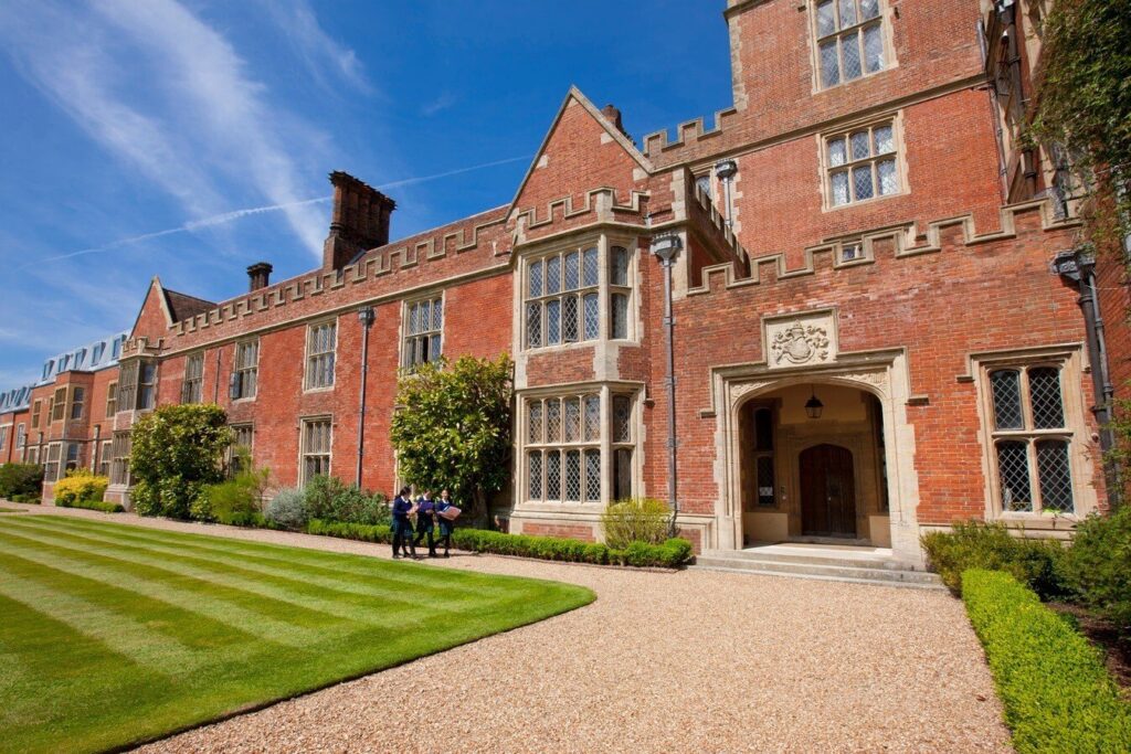 La Full Integration è il programma ideale per chi vuole sperimentare un vero scambio culturale; vivendo con una famiglia inglese e frequentando le lezioni in una boarding school in classe con studenti inglesi coetanei.